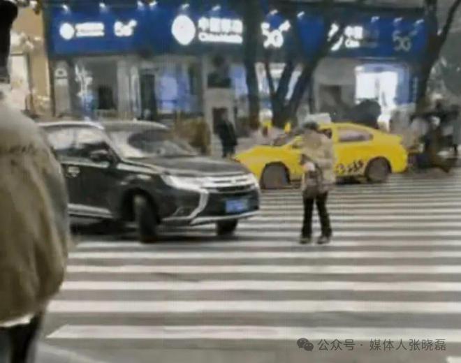 司机按喇叭竟然用身体和汽车外壳较量j9九游会网站入口女子低头看手机嫌(图2)